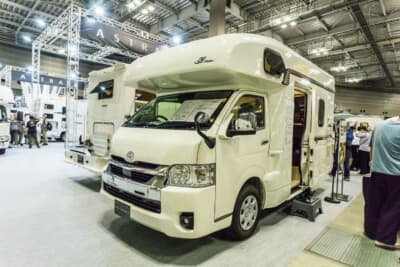 トヨタ ハイエース:やはり専用ボディを架装しているキャブコンモデルは、ハイエースの純正ボディよりもかなり幅や高さに余裕がある