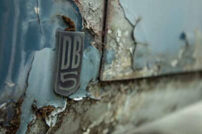 1965年式アストンマーティンDB5：老朽化した各部はエンブレムにおいてもボアメタルの状態から復元に着手