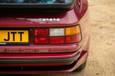 2万～2万5000ポンド（邦貨換算約416万円～520万円）で現在も販売中のポルシェ「944 Lux S2」（C）iconicauctioneers