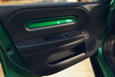 ルノー・トゥインゴ E-Tech エレクトリック：シンプルな内装だが、ボディカラーとコーディネートされたキャビンが個性的