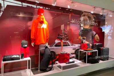 このMのパーカーの色違いが欲しいのですが、高価で断念