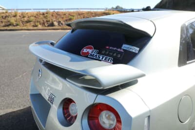日産 スカイラインクロスオーバー：R35 GT-Rの象徴であるウイングも装着。ルーフラインとのバランスを考慮し、純正ルーフスポイラーをGT-Rウイングに似せたデザインにしているのもポイント