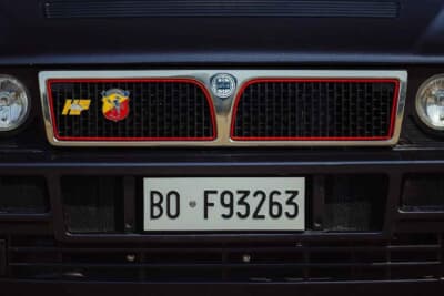 20万1250ユーロ(邦貨換算約3530万円)で落札されたランチア「デルタHF インテグラーレ エボルツィオーネ I マルティーニ5」(C)Courtesy of Broad Arrow