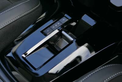 シトロエン C3 MAX ハイブリッド:センターコンソールにシフトレセクターが備わる