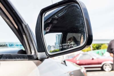 トヨタ 4ランナー:ミラーにはOBJECTS IN MIRROR ARE CLOSER THAN THEY APPEAR(ミラーに映る物体は実際よりも近くにあることを示す警告文)の文字が入る