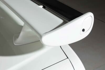 35万0000ユーロ〜45万0000ユーロ（邦貨換算6320万円〜8130万円）で現在も販売中の日産R34型「スカイラインGT-R Nur」（C）Bonhams