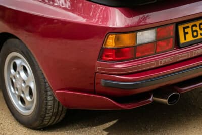 2万～2万5000ポンド（邦貨換算約416万円～520万円）で現在も販売中のポルシェ「944 Lux S2」（C）iconicauctioneers