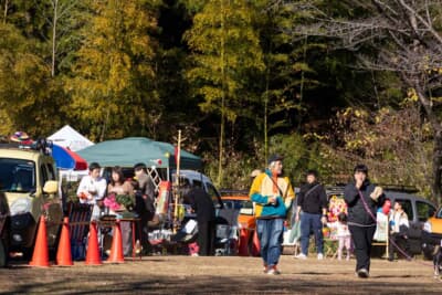 モルックの体験コーナーでは、多くの子どもだけでなく大人も和気あいあいとゲームを楽しんでいた