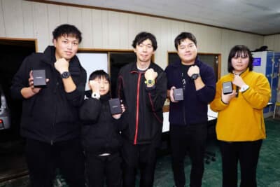 恒例となった舟山賞。自身もドライバーとして東北660シリーズに参戦する舟山康選手が再生させたG-SHOCKを4名にプレゼント！