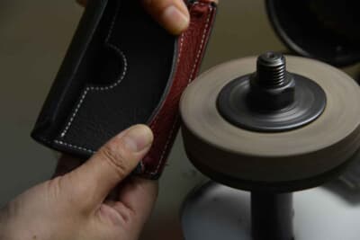 自動車の革シートを再利用する製品開発も実現した。クオリティの高い高級車の使用済みシートを回収し、レザーの名刺ケースを製作。メーカー、車種、年代、使い込み具合によって素材の風合いが異なり、それを職人がハンドメイドで仕上げているため、これもまたオンリーワンの逸品となる