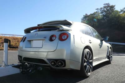 日産 スカイラインクロスオーバー：バンパーやマフラー（テールのみ）もR35GT-Rの純正部品を移植し、ホイールを含めた仕上がりは完璧