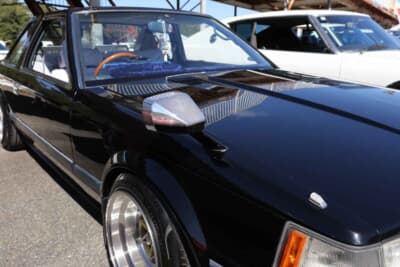 トヨタ ソアラ：“かえでまん”さんの愛車選びは一切の妥協がなく、前期型というだけでなく純正フェンダーミラーも絶対条件のひとつだった