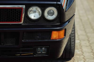 20万1250ユーロ(邦貨換算約3530万円)で落札されたランチア「デルタHF インテグラーレ エボルツィオーネ I マルティーニ5」(C)Courtesy of Broad Arrow