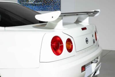 35万0000ユーロ〜45万0000ユーロ（邦貨換算6320万円〜8130万円）で現在も販売中の日産R34型「スカイラインGT-R Nur」（C）Bonhams