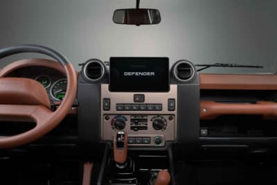 クラシック・ディフェンダーV8：バーント・シエナで配色されたインテリア