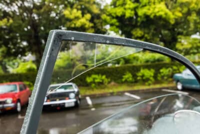 サーブ 96:サイドウインドウは水平では無く、後部側が先に下がる