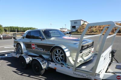 日産 スカイラインクロスオーバー：トレーラーに載るハコスカはSR20DET改2.2Lのフルタービン交換車。ドリフト専用機として作り込まれたこちらもスゴイ!!