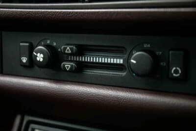 2万～2万5000ポンド（邦貨換算約416万円～520万円）で現在も販売中のポルシェ「944 Lux S2」（C）iconicauctioneers