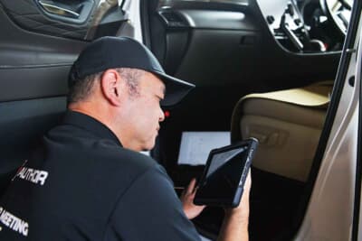 グレードや装備などを考慮した上で、現車合わせで設定を変えているのもこだわり。最新のOBD診断機によるエラーのチェックも可能