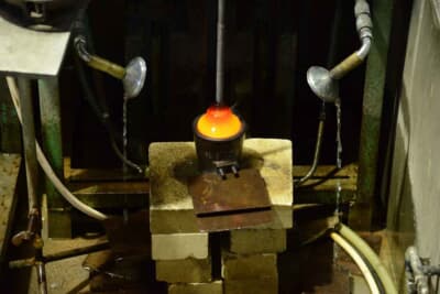 使用済みのクルマの窓ガラスを分別・破砕したあと、タンブラーやロックグラス、花瓶などを作製している