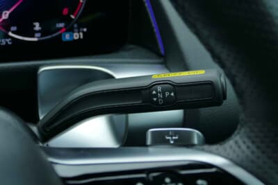 メルセデス・ベンツ GLB 200 d 4MATIC アーバンスターズ：シフトレバーはステアリングの奥に配置される