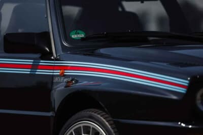 20万1250ユーロ(邦貨換算約3530万円)で落札されたランチア「デルタHF インテグラーレ エボルツィオーネ I マルティーニ5」(C)Courtesy of Broad Arrow