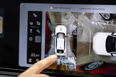 アウディ:マヌーバーアシストの駐車支援により狭い空間での接触回避を助ける