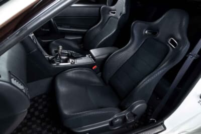 35万0000ユーロ〜45万0000ユーロ（邦貨換算6320万円〜8130万円）で現在も販売中の日産R34型「スカイラインGT-R Nur」（C）Bonhams