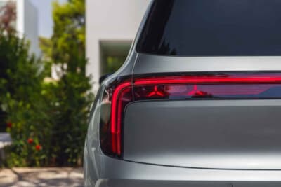 メルセデス・ベンツGLB：左右のリアライトをつなぐLEDライトバンドを採用したテールライト