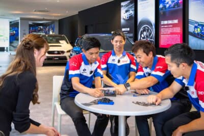 京商アンバサダーで、2025年SUBARU BRZ GT GALS BREEZEの桜田莉奈さんによるNBRドライバー対談も収録されているのも必読