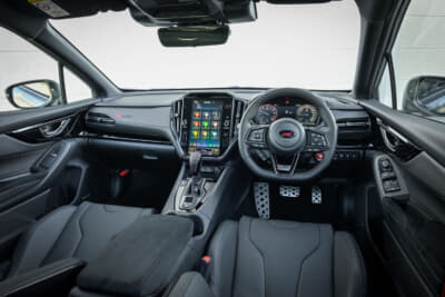 S210:ダッシュボードやドアトリムなどに専用ステッチを施す