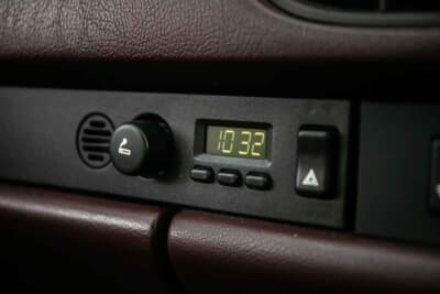 2万～2万5000ポンド（邦貨換算約416万円～520万円）で現在も販売中のポルシェ「944 Lux S2」（C）iconicauctioneers