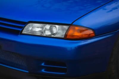 4万ポンド〜5万ポンド（邦貨換算約832万〜1040万円）で現在も販売中の日産R32型「スカイラインGT-R」（C）iconicauctioneers