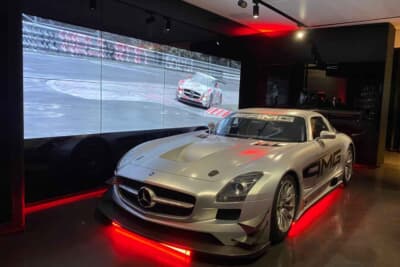 パーティ会場の入口にも、歴代のカスタマーレーシングの車両を展示