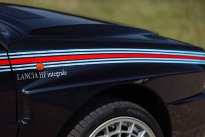 20万1250ユーロ(邦貨換算約3530万円)で落札されたランチア「デルタHF インテグラーレ エボルツィオーネ I マルティーニ5」(C)Courtesy of Broad Arrow