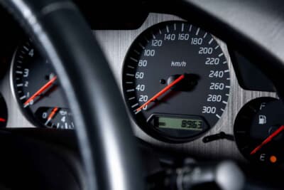 35万0000ユーロ〜45万0000ユーロ（邦貨換算6320万円〜8130万円）で現在も販売中の日産R34型「スカイラインGT-R Nur」（C）Bonhams