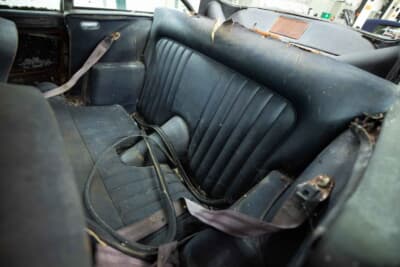 1965年式アストンマーティンDB5：もはや草ヒロと呼んでも不思議ではないほどに放置されたと思われるキャビン