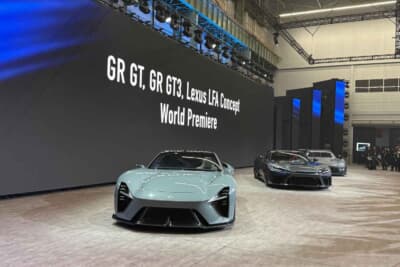 LFAコンセプトのみがステージ上でアンベールされ、「GR GT」と「GR GT3」は走って登場するという演出が、また憎いのですわよね