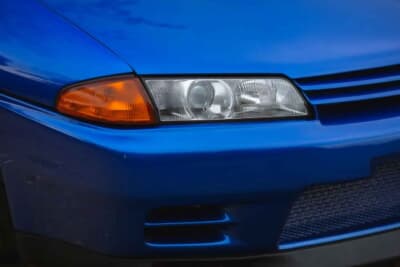 4万ポンド〜5万ポンド（邦貨換算約832万〜1040万円）で現在も販売中の日産R32型「スカイラインGT-R」（C）iconicauctioneers