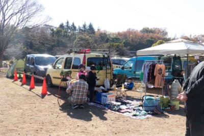 フリマでは子どもが店番を手伝う姿も見られ、カングーイベントらしいゆるやかな時間が流れていた