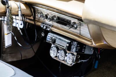  シボレー インパラ：3連の追加メーターがセットされている