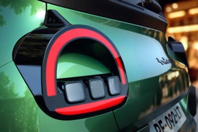 ルノー・トゥインゴ E-Tech エレクトリック：テールランプ上部に備えた小型フィンはリアを通過する気流を安定させる役割を果たす