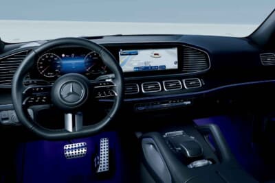 Mercedes-Benz GLS 450 d 4MATIC Night Edition(ISG):アンスラサイトオークウッドインテリアトリムや本革巻スポーツステアリング(ナッパレザー)採用で、スポーティさと品格を兼ね備えた空間仕上げ