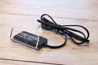 スキャナーはログオンオリジナルモデルも設定。透明だから運転時の視界に入りにくく、土台はダッシュボードに馴染むレザー調仕上げ