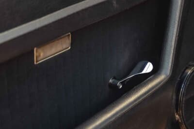 5万7500ユーロ（邦貨換算約1030万円）で落札されたフェラーリ「208GT4」（C）Bonhams