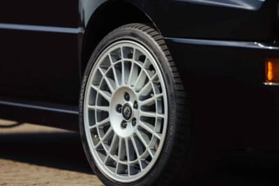 20万1250ユーロ(邦貨換算約3530万円)で落札されたランチア「デルタHF インテグラーレ エボルツィオーネ I マルティーニ5」(C)Courtesy of Broad Arrow