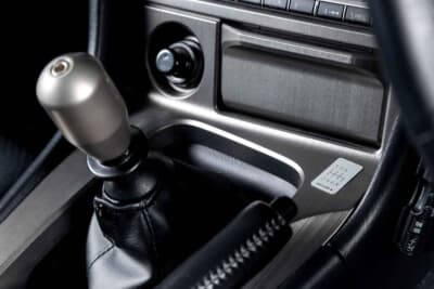 35万0000ユーロ〜45万0000ユーロ（邦貨換算6320万円〜8130万円）で現在も販売中の日産R34型「スカイラインGT-R Nur」（C）Bonhams