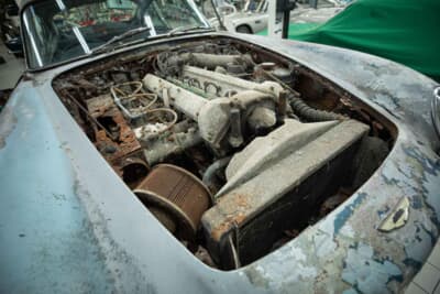 1965年式アストンマーティンDB5：エンジンルームに至っては復元よりも移植を選んで不思議ではない