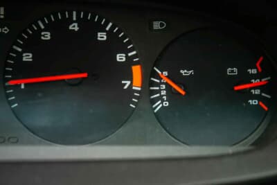 2万～2万5000ポンド（邦貨換算約416万円～520万円）で現在も販売中のポルシェ「944 Lux S2」（C）iconicauctioneers