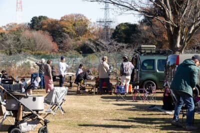デイキャンプスペースでは、初めて隣り合った人同士もカングーという共通のクルマを通じて、すぐに仲良くなれる。これもこのクルマの魅力だ